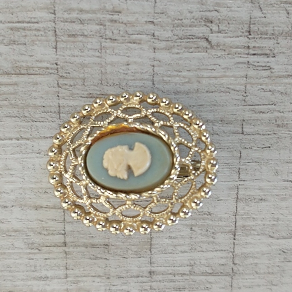 SC Vintage cream and green Cameo young woman face clip-on earring pendant - Picture 2 of 7